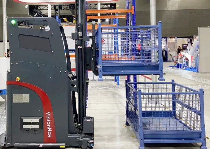 Automated counterbalanced forklift
