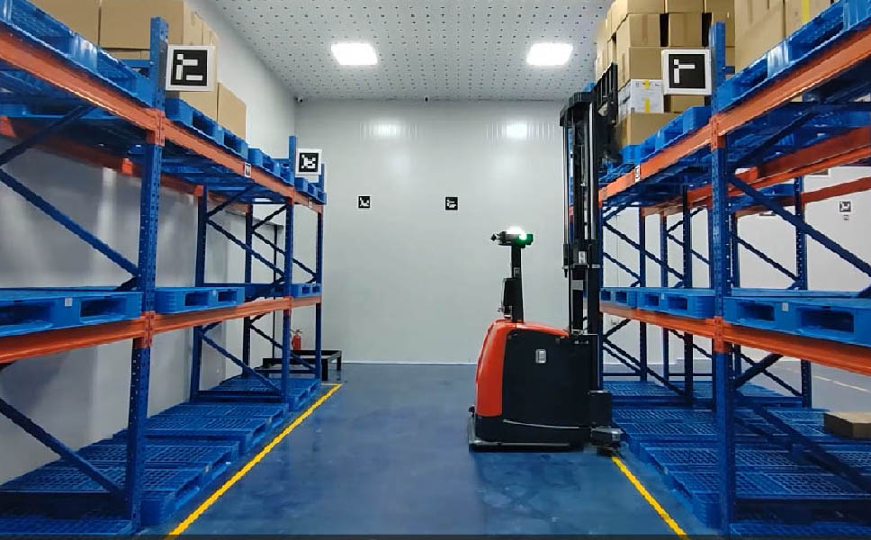 AGV and AMR: How Revolutionary Technologies are Transforming Warehousing and Logistics